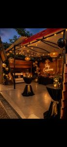 eine Terrasse mit einer beleuchteten Bar in der Unterkunft Amazon Oasis in Leticia