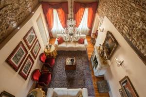 an overhead view of a living room with a couch and chairs at Palazzo Benassi Penthouse nel cuore di Asolo in Asolo