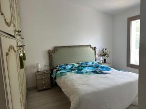 a bedroom with a bed with blue pillows on it at House Hermosa Barrabisa in Barrabisa