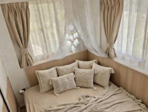 a bed in a room with a window with curtains at กิตติมา อพาร์ทเม้น in Nathon Bay