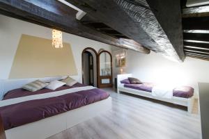 a bedroom with two beds in a room at Lo Chalet di Trastevere in Rome