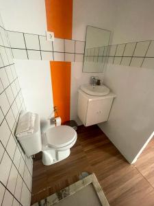a small bathroom with a toilet and a sink at Rubera - Refúgios & Sabores in Nora