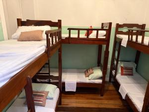 a room with three bunk beds and twothirds of themsenalsenalsenalsenalangering at Sobrado Antonieta in Belém