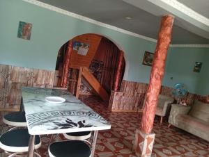 a living room with a table and chairs at Guest house TASO in K'veda Gordi