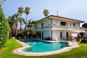 a house with a swimming pool in front of it at Ara Town House in San Giovanni la Punta