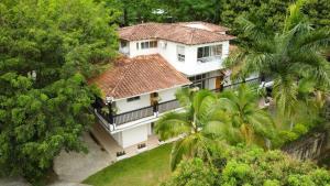 an aerial view of a white house with trees at Selva del Rio San Jeronimo in San Jerónimo
