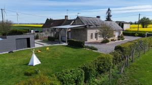 an aerial view of a house with a yard at Le brin d'air Mayennais in Saint-Julien-du-Terroux