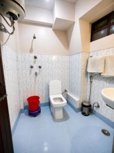 a bathroom with a toilet and a sink at Hotel Darjeeling palace in Darjeeling