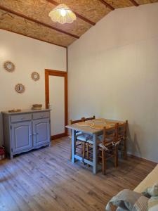 a dining room with a table and chairs at Chalet tout confort in Rivières