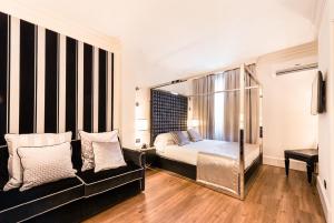 Een bed of bedden in een kamer bij Hotel Milano & SPA***S