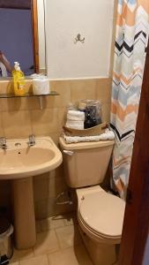ein Badezimmer mit Toilette und Waschbecken in der Unterkunft Hotel Vidal in Pichilemu + 32 Fotos