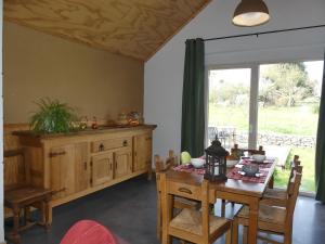 ein Esszimmer mit einem Tisch und einem Fenster in der Unterkunft adoreu in Dinant + 6 Fotos
