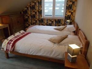 zwei Einzelbetten in einem Schlafzimmer mit Fenster in der Unterkunft adoreu in Dinant