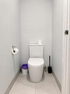 a white bathroom with a toilet in a room at 20 Pimpama Home in Pimpama +3 photos