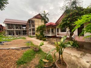 a house in the middle of a yard at Johnny Guesthoues and Restaurant in Ban Donsôm Tai +21 photos