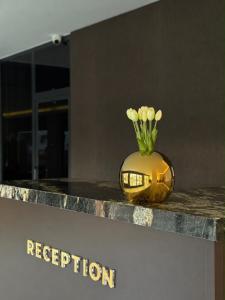 a vase with yellow flowers sitting on a counter at Er Suite in Alanya +36 photos