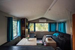a living room with a couch and a table at Tiny House Kleinrettbach 
