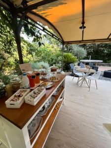 an outdoor kitchen with a buffet of food on a patio at I Suoni di Valle Martina in Poderia
