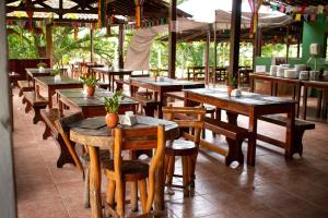 a row of tables and chairs in a restaurant at Apt Flat 225 Condomínio Pedra do Rodeadouro in Bonito