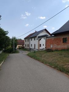 an empty road in front of a house at Apartmán Madlen in Dolní Bobrová
