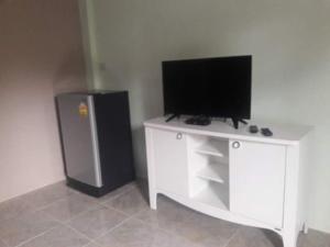 uma sala de estar com uma televisão e um frigorífico em Pingpong 's house Koh chang em Ko Chang