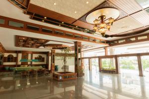 a large lobby with a dining room and a table at Royal Twins Palace Hotel in Pattaya +34 photos