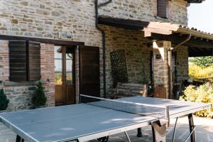 a ping pong table in front of a house at Agriturismo Fontesomma in Apecchio
