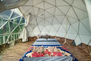 a bedroom with a bed in a geodesic dome at Mon P Monjam in Mon Jam