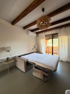 a hospital bed in a room with a ceiling at Stella-Bianca in Sagone