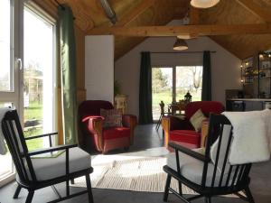 ein Wohnzimmer mit Stühlen, einer Couch und Fenstern in der Unterkunft adoreu in Dinant