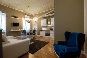 sala de estar con sofá blanco y silla azul en Apart Hotel Torino, en Turín