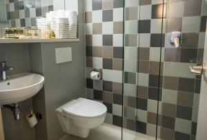 La salle de bains est pourvue de toilettes et d'un lavabo. dans l'établissement Linden Hotel, à Amsterdam