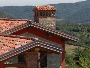 a roof of a house with a chimney and mountains at Cà del Prino in Millesimo
