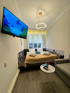 ein Schlafzimmer mit einem Bett und einem Flachbildfernseher an der Wand in der Unterkunft Skypiea Hotel in Yerevan + 20 Fotos