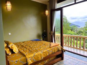 a bedroom with a bed and a balcony with a window at Family-friendly accomodation with sea view in Kaôh Kon +21 photos