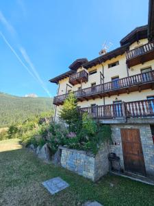 ein Gebäude mit Balkonen an der Seite in der Unterkunft Maison Biula in Cerise