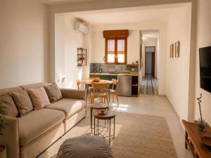 a living room with a couch and a table at Casa Medusa fun in Cullera