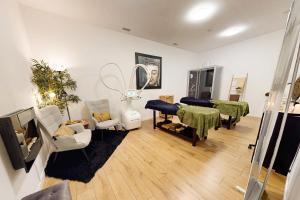 a room with a mirror and a dressing room at Antillia Hotel in Ponta Delgada