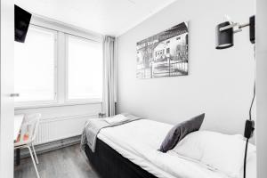a small bedroom with a bed and a window at LODGE Aparthotel Raahe in Raahe