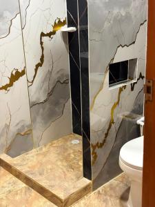 a bathroom with a marble shower with a toilet at Edificio Villa Linda Urb El Parque in Barranquilla +47 photos
