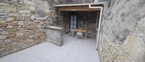 an outdoor patio with a table and chairs in a building at Maison de ville in Roquemaure