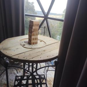 a wooden table with a stack of bricks on it at Glamping Entre las Nubes in Mineral del Monte