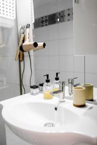 ein Badezimmer mit weißem Waschbecken und weißer Arbeitsplatte in der Unterkunft teris123 in Florina + 28 Fotos