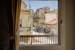 Blick auf eine Stadt aus einem Fenster in der Unterkunft teris123 in Florina