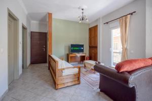 ein Wohnzimmer mit Sofa und Fernseher in der Unterkunft teris123 in Florina