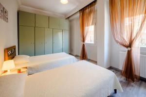 ein Schlafzimmer mit zwei Betten und einem Fenster in der Unterkunft teris123 in Florina