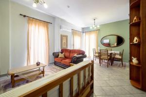 ein Wohnzimmer mit Sofa und Tisch in der Unterkunft teris123 in Florina