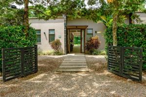 an entrance to a house with a wooden gate at Finca los Colores Villavicencio in Villavicencio