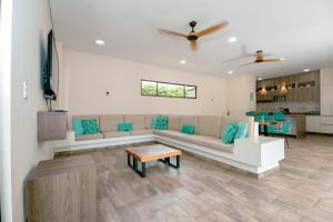 a living room with a couch and a table at Finca los Colores Villavicencio in Villavicencio