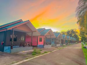 a row of houses on the side of a street at โชติอนุสรณ์ รีสอร์ท ชุมพร in Ban Bang Mak (1)
